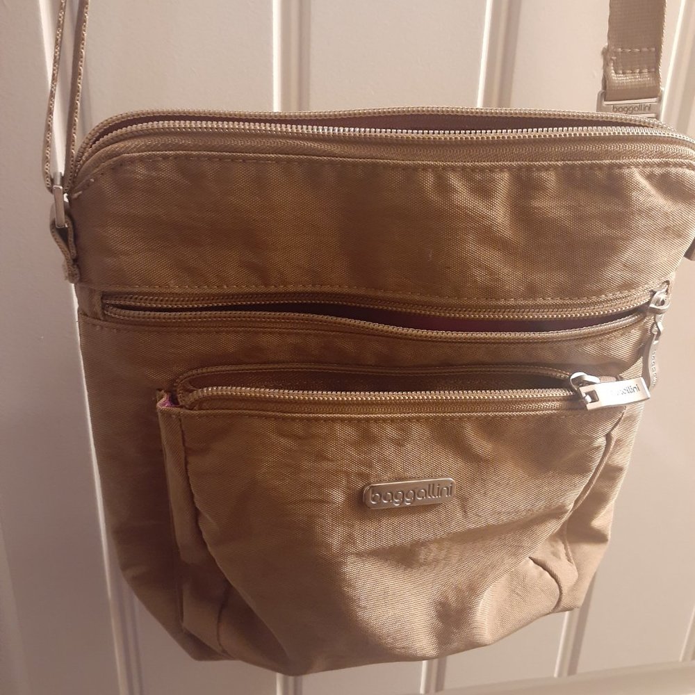Baggallini lightweight nylon crossbody travel purse khaki with pink interior